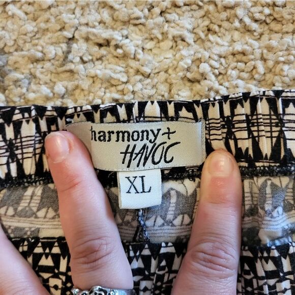 Harmony + HAVOC black/white Aztec design shorts - Picture 4 of 6